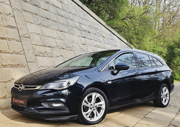 Opel Astra cena 37700 przebieg: 197099, rok produkcji 2017 z Sieradz małe 781